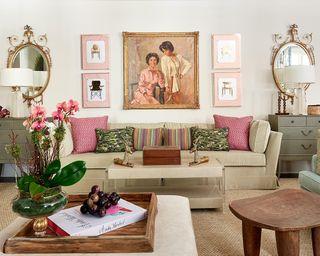 Display family heirlooms or‌ vintage finds to personalize your ‌living room space