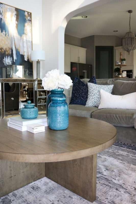 Use‌ blue living room accessories to maintain​ a‍ cohesive theme