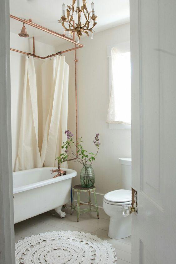 Incorporate a vintage chandelier for elegance in ‌your Chalet Bathroom