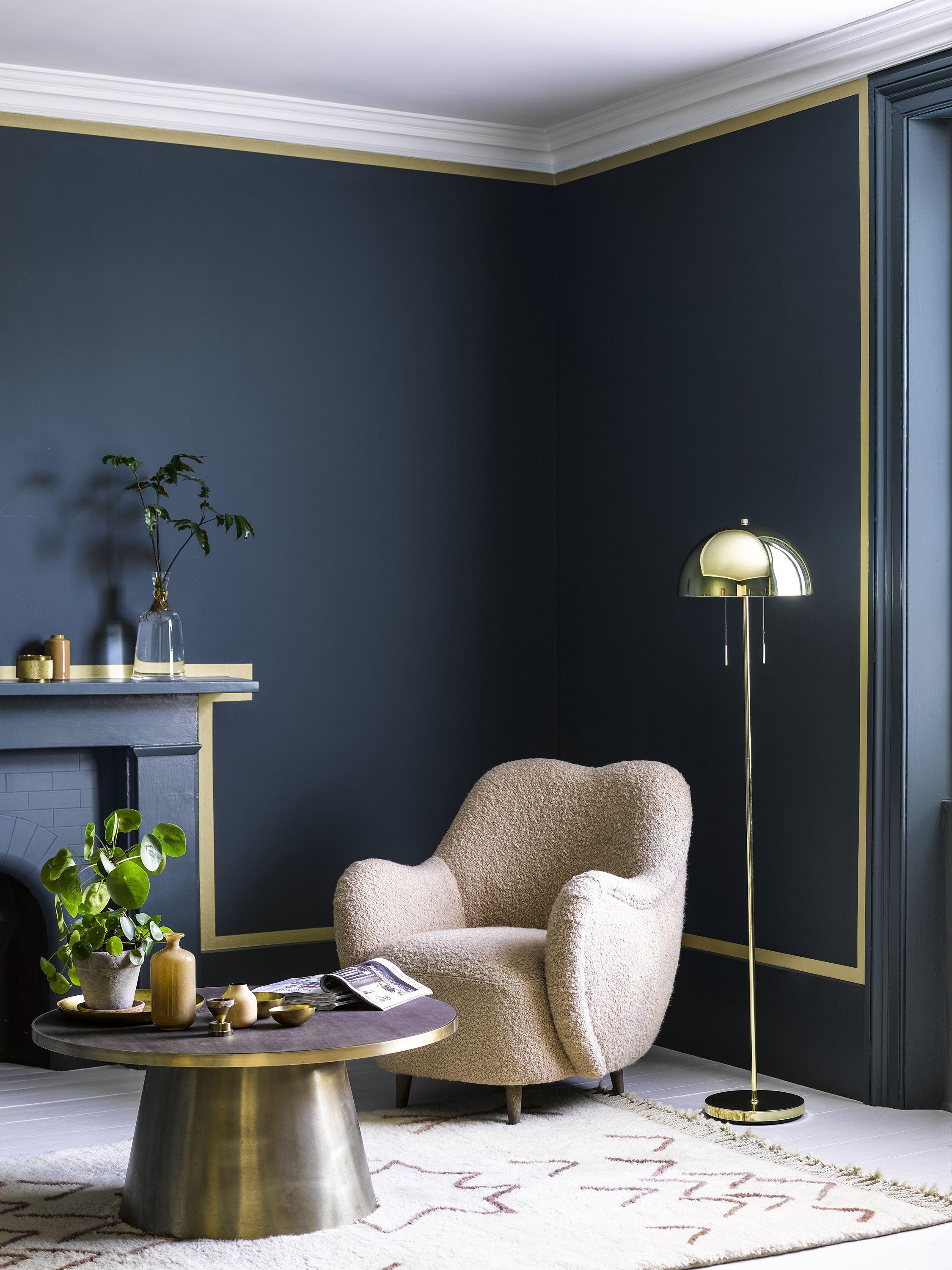 Bold dark blue​ living room accents ⁣for dramatic ⁣flair