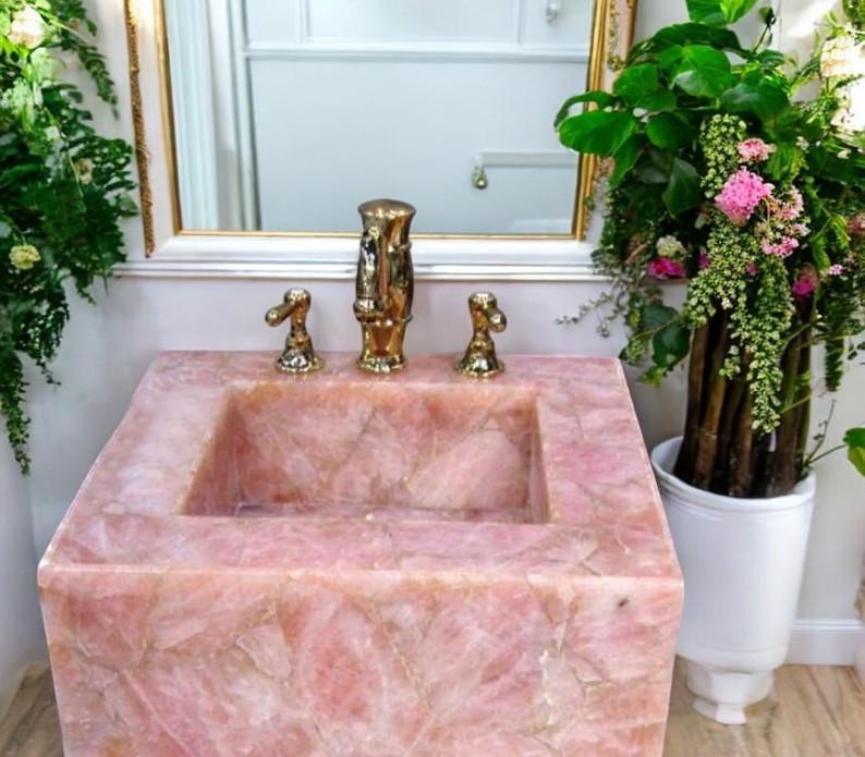 Crystal-infused⁢ decor enhances positive energy in your⁣ boho bathroom