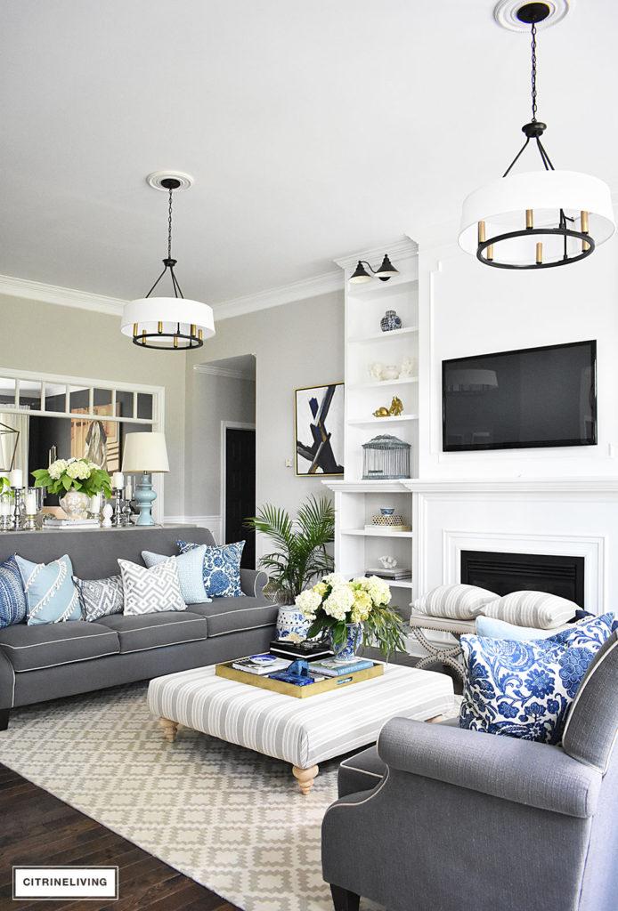 Choose layered lighting⁢ to create an inviting blue living room