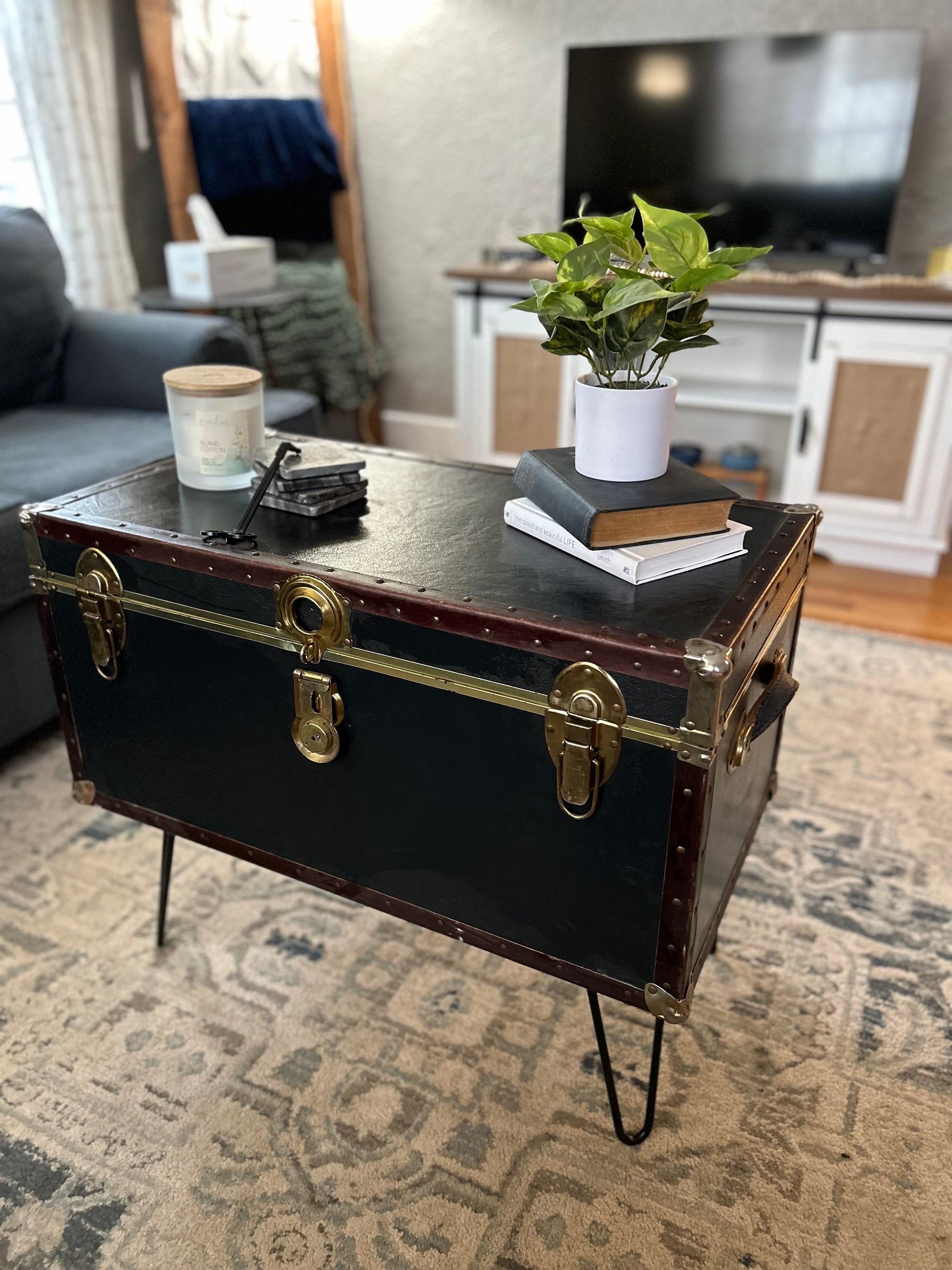 Incorporate‍ antique trunks for stylish storage in the corners of your vintage living room