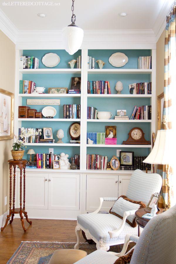 Design open⁤ shelving with blue accents⁣ to showcase your living room style