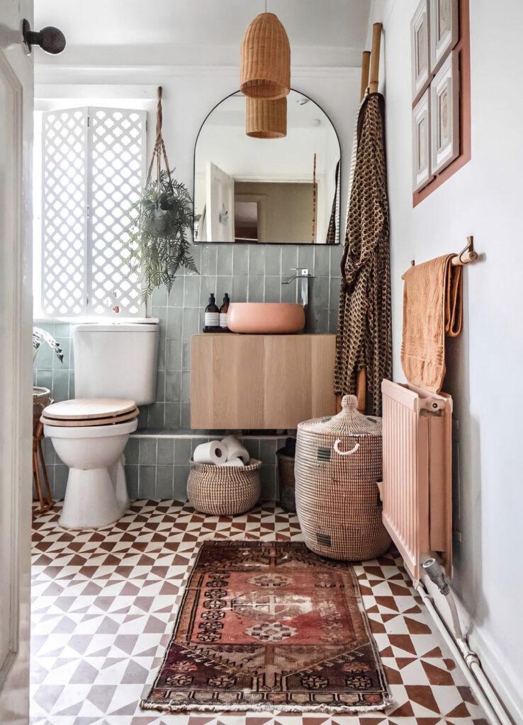 Find peace with earth-toned⁤ tiles in a boho bathroom