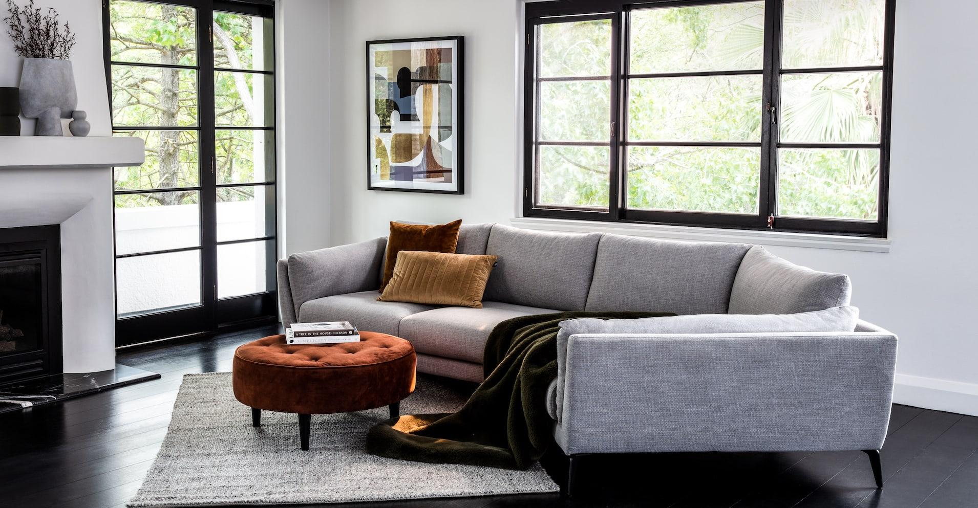 Urban ⁣Chic Living Room: Integrate sleek furniture with vibrant⁤ city-inspired accents