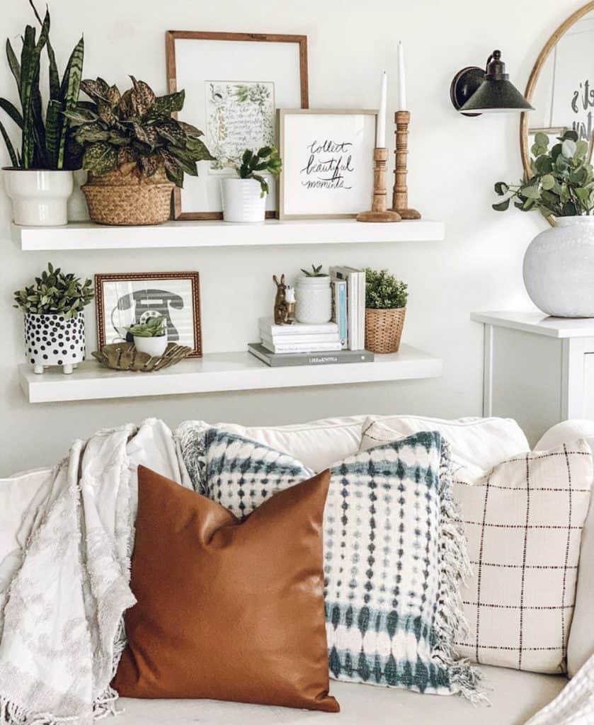 Use open ‍shelving ⁣to‌ display ‍books and cherished items in your‍ Boho Living Room