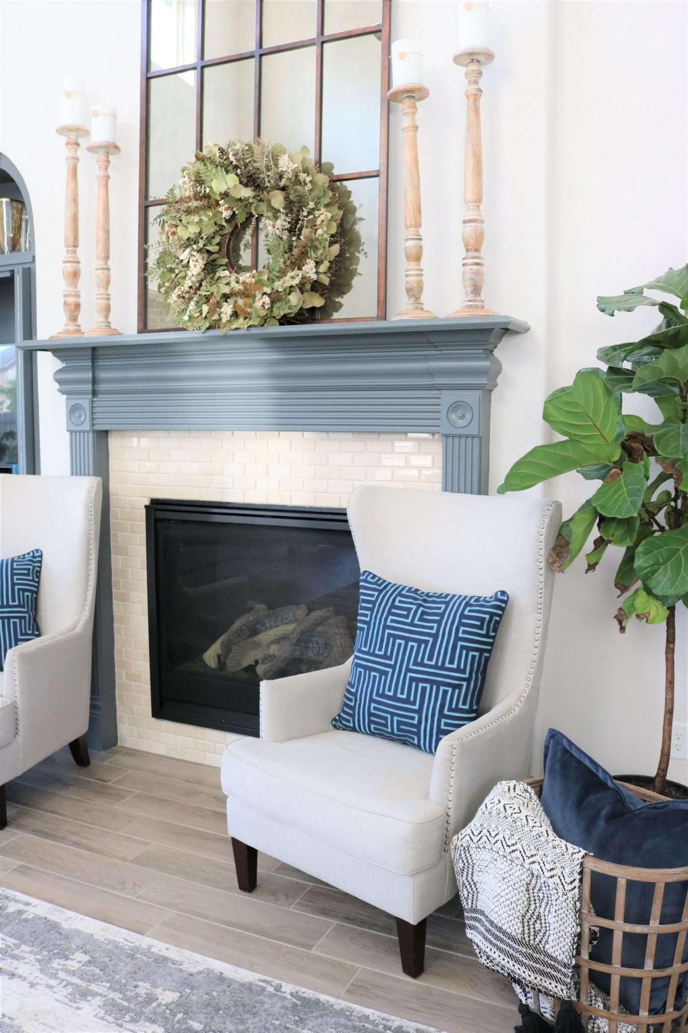 Experiment with different blue tones in your living room‍ accessories