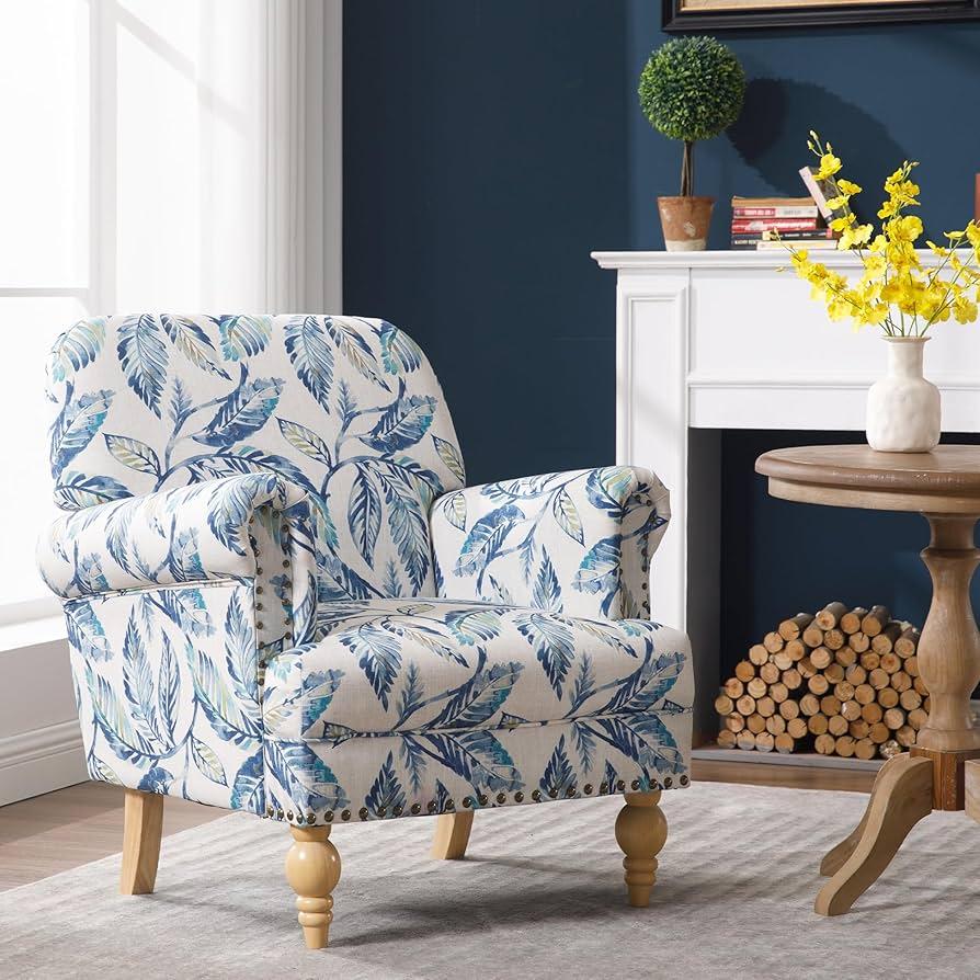 Create⁣ a cozy‍ nook with a blue⁢ chair and side table