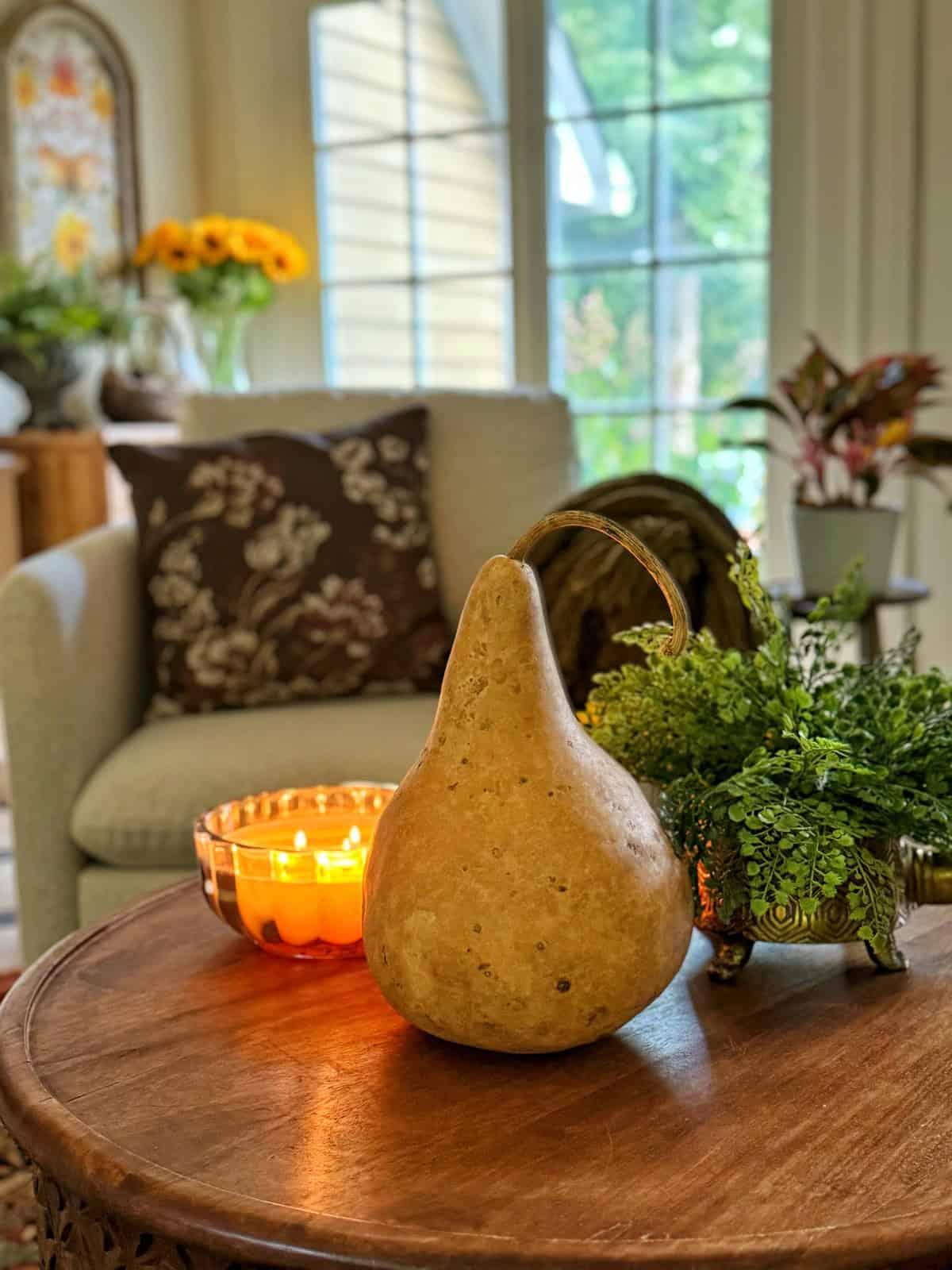 Use ‌handmade pottery decor to add warmth and ⁣character ⁢to your⁢ Earthy Living Room