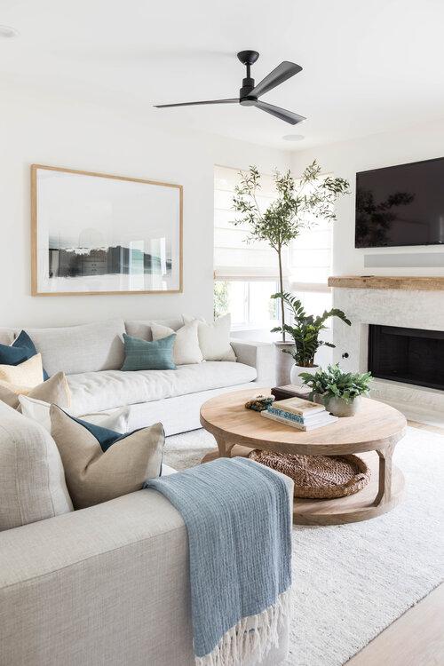 Modern Coastal Living Room: Crisp whites and natural materials offer‍ a fresh feel