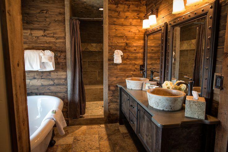 Warm wooden accents for a rustic chalet bathroom atmosphere