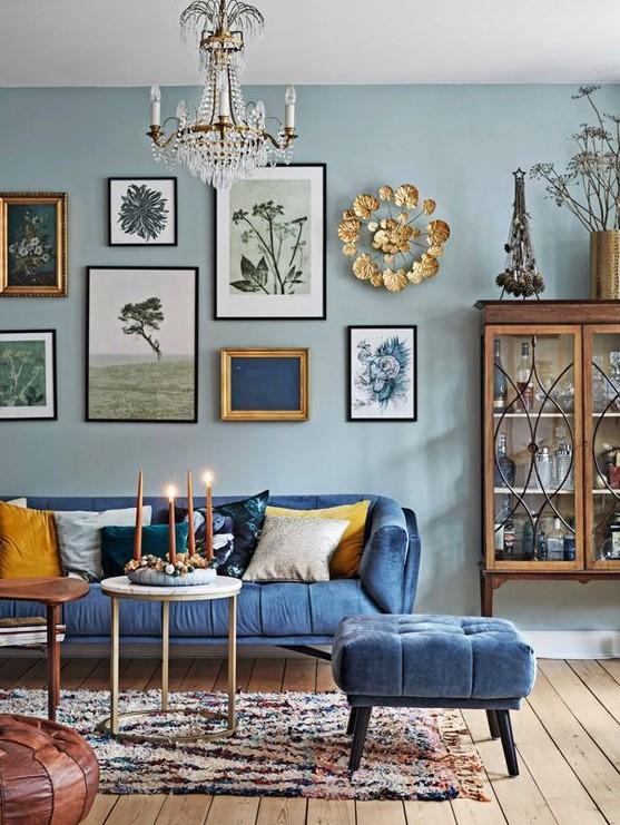 Mix blue furniture styles ⁢for an eclectic blue living room