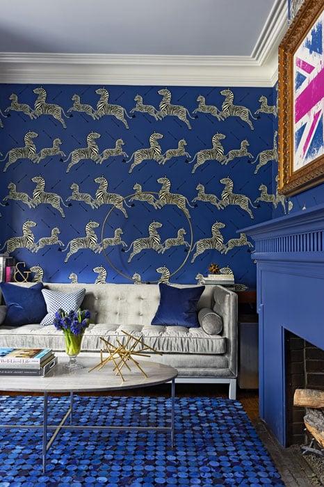 Choose bold ⁤blue‌ wallpaper ‍for a captivating blue living room‍ backdrop