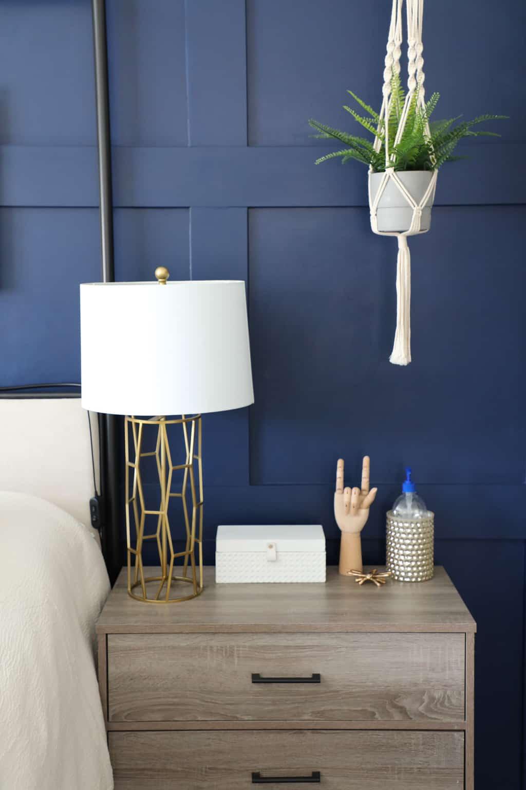 Create an accent wall in deep blue for dramatic effect