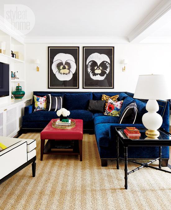 Elegant blue living ‌room featuring luxurious velvet furniture