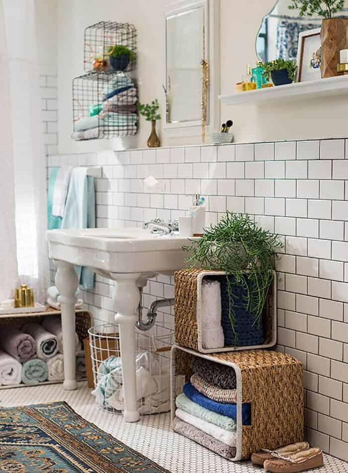 Choose eclectic hardware for an eye-catching boho ⁢bathroom