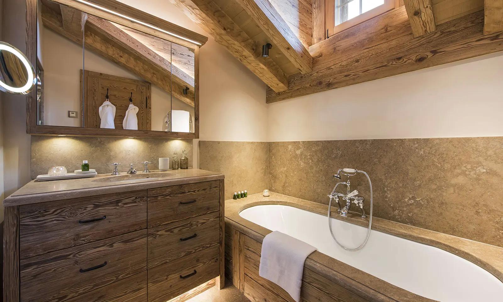 Ambient lighting sets a tranquil mood in ⁢your chalet bathroom