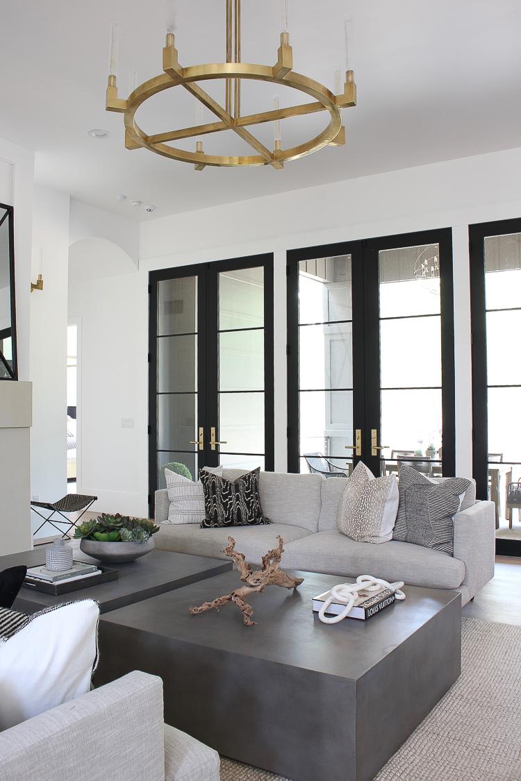 Utilize mirrors to reflect light and spaces, making your ‍contemporary living ‌room feel larger