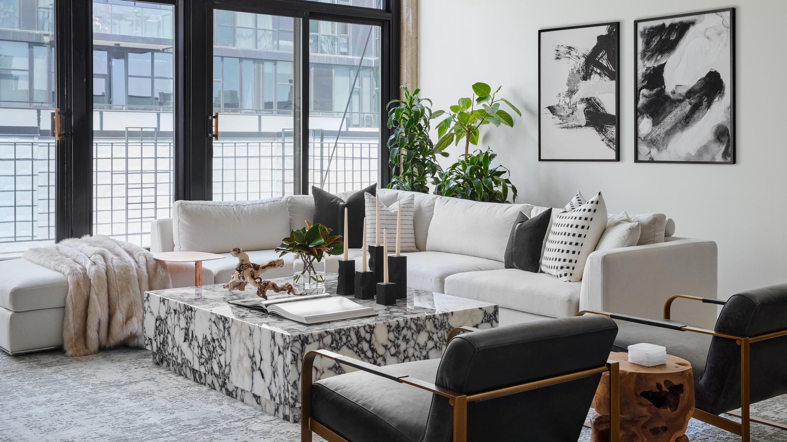 Use minimalist decor accents to ⁣maintain an⁣ airy feel in your contemporary living room