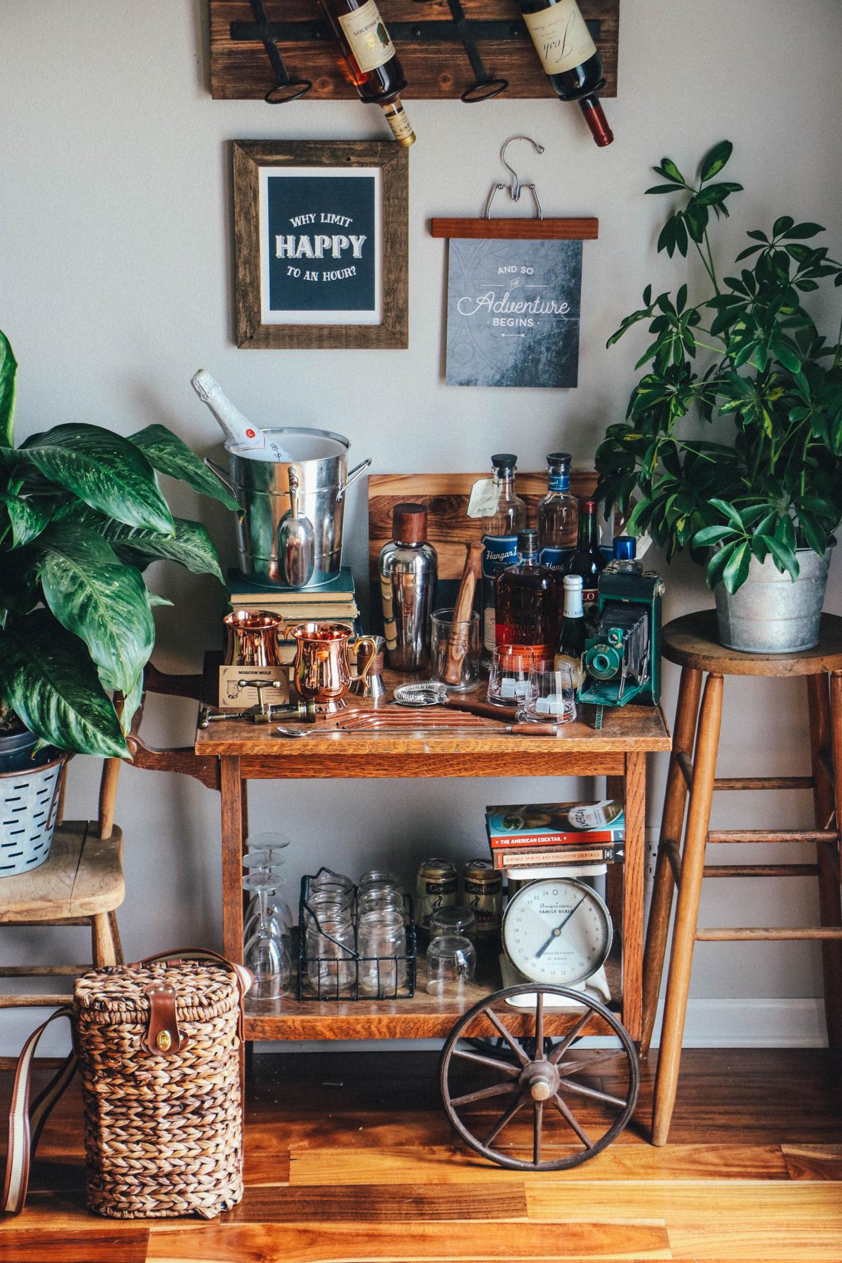 Incorporate ⁤a ⁢vintage⁢ bar cart for elegance and functionality in your living​ room