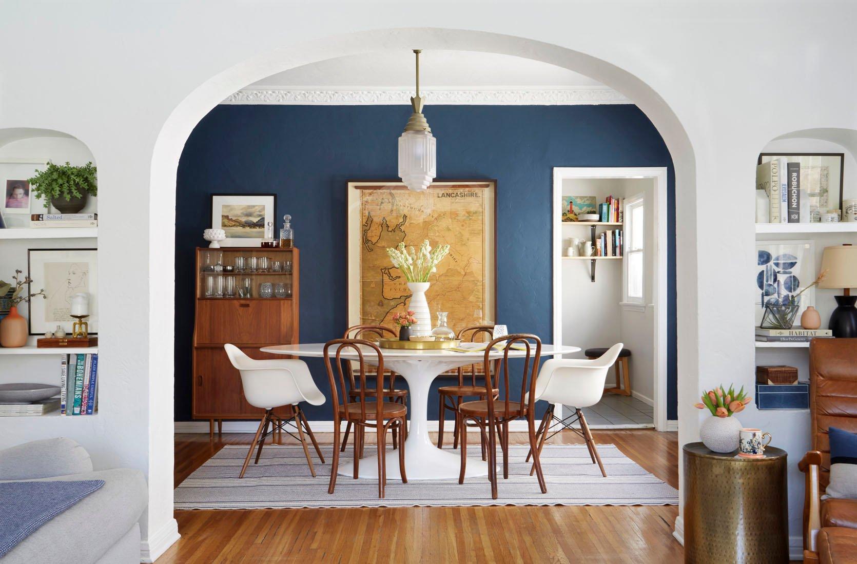 Vibrant blue living room‍ paired with warm⁤ wood tones