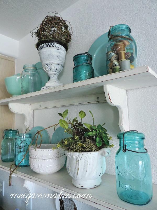 Use blue ceramics as decorative accents on ‍shelves