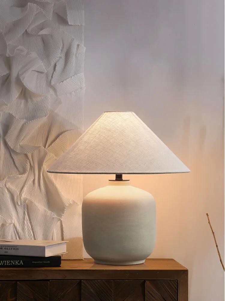 Soft lighting​ from table lamps enhances the ambiance of your ⁣chic ‍vintage‍ living‍ room