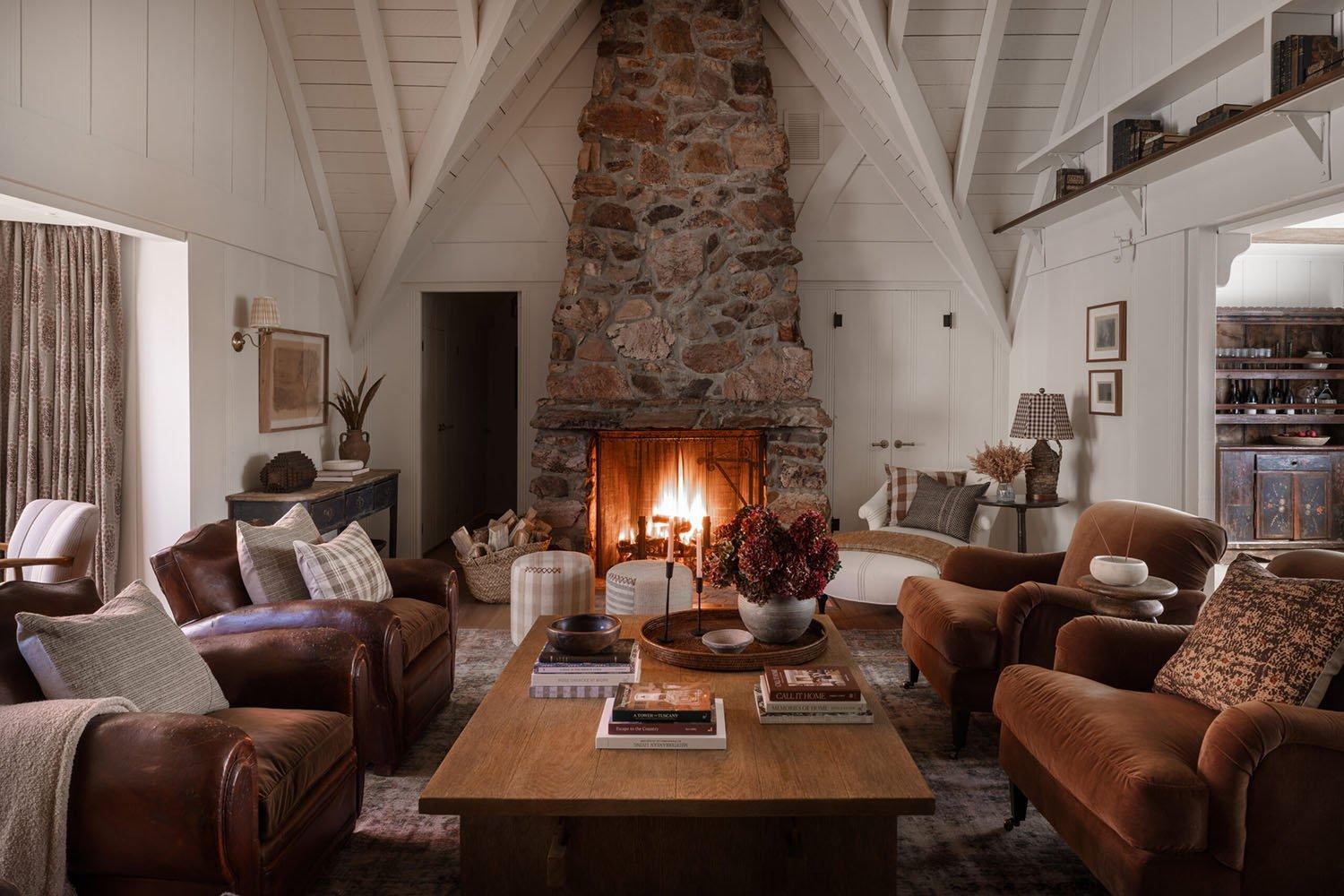 Rustic Living Room: Natural wood ‌and earthy tones evoke cozy countryside ⁤charm