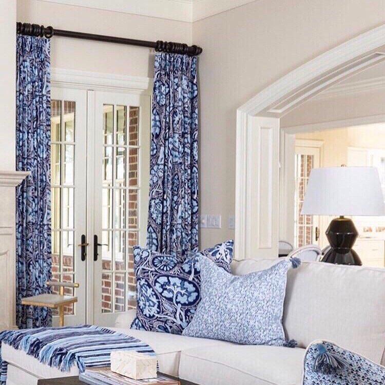 Use patterned fabrics‍ to brighten your blue living room vibes