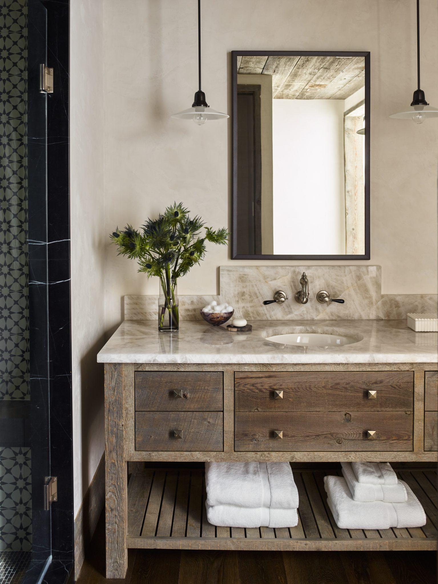 Choose carved wood accents⁤ for sophistication in a​ Chalet Bathroom