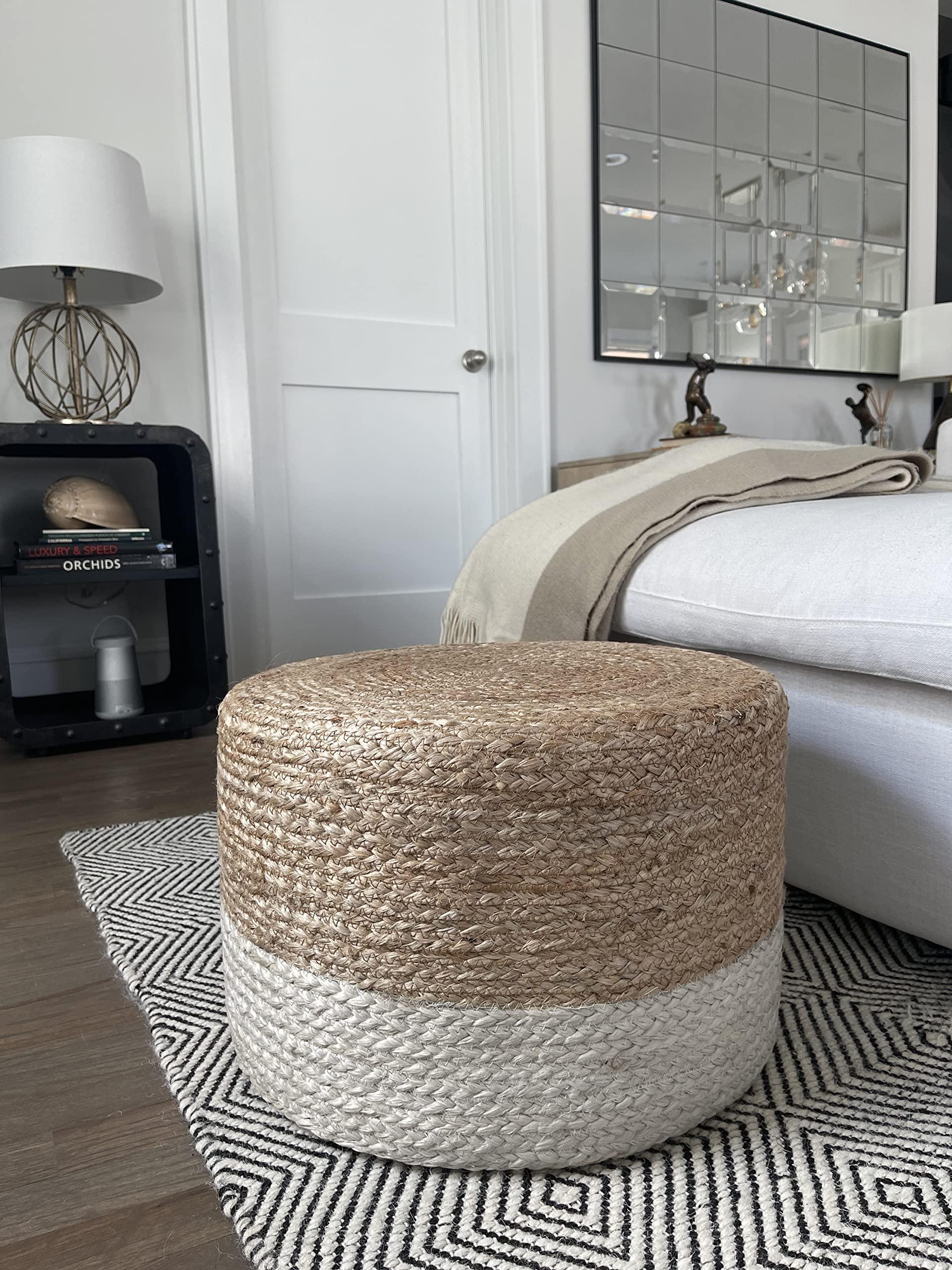 A natural fiber ⁣pouf adds functionality and style to your Boho Living Room