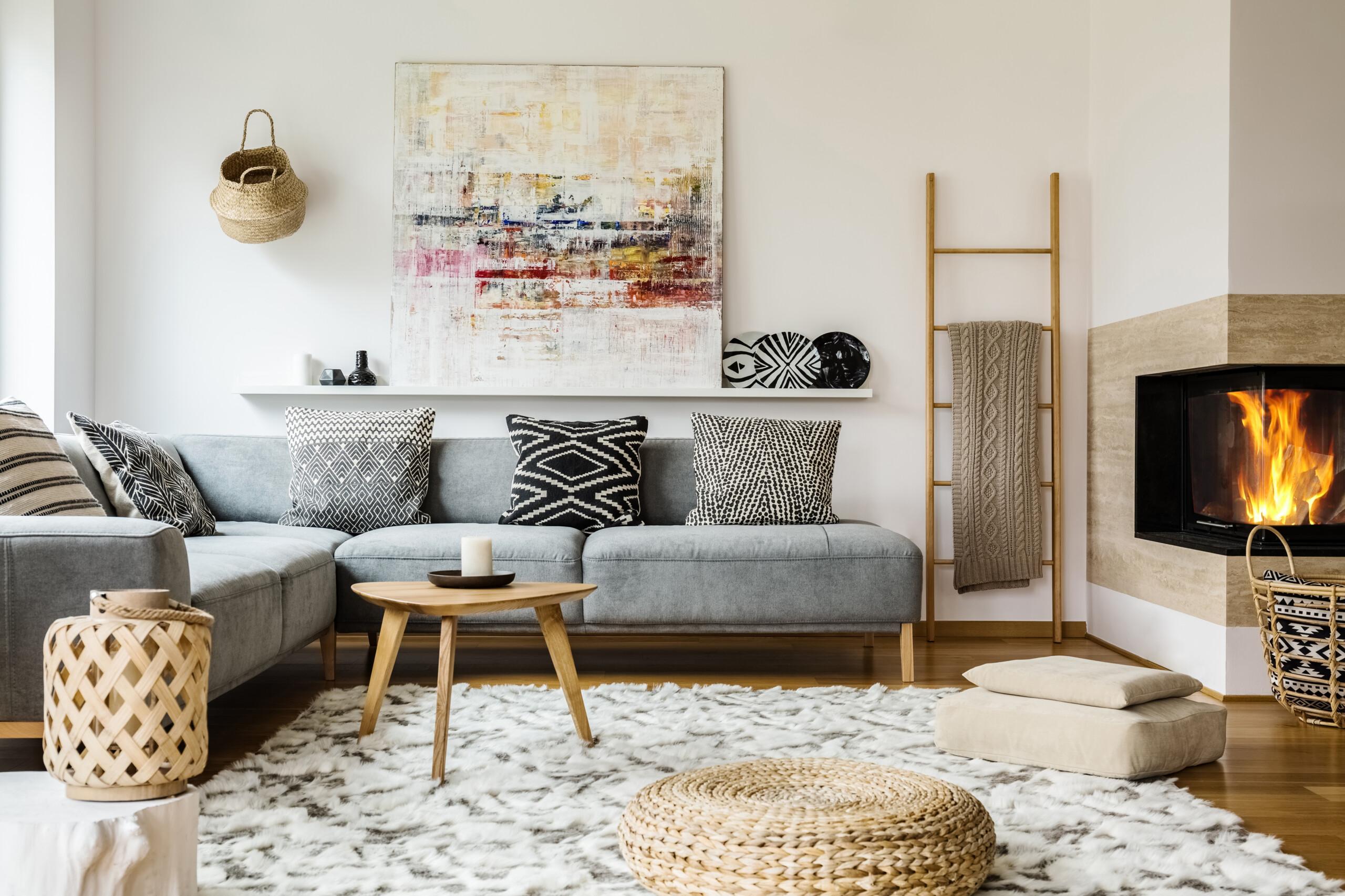 Industrial ⁢Living⁢ Room:​ Raw materials and urban elements create⁤ a ‍chic atmosphere