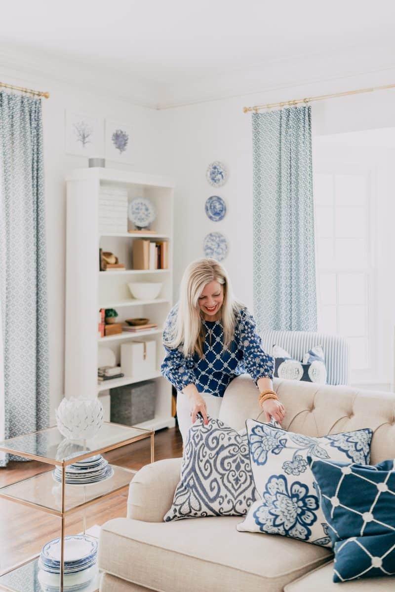 Select contrasting cushions for ‌a vibrant⁢ blue living room