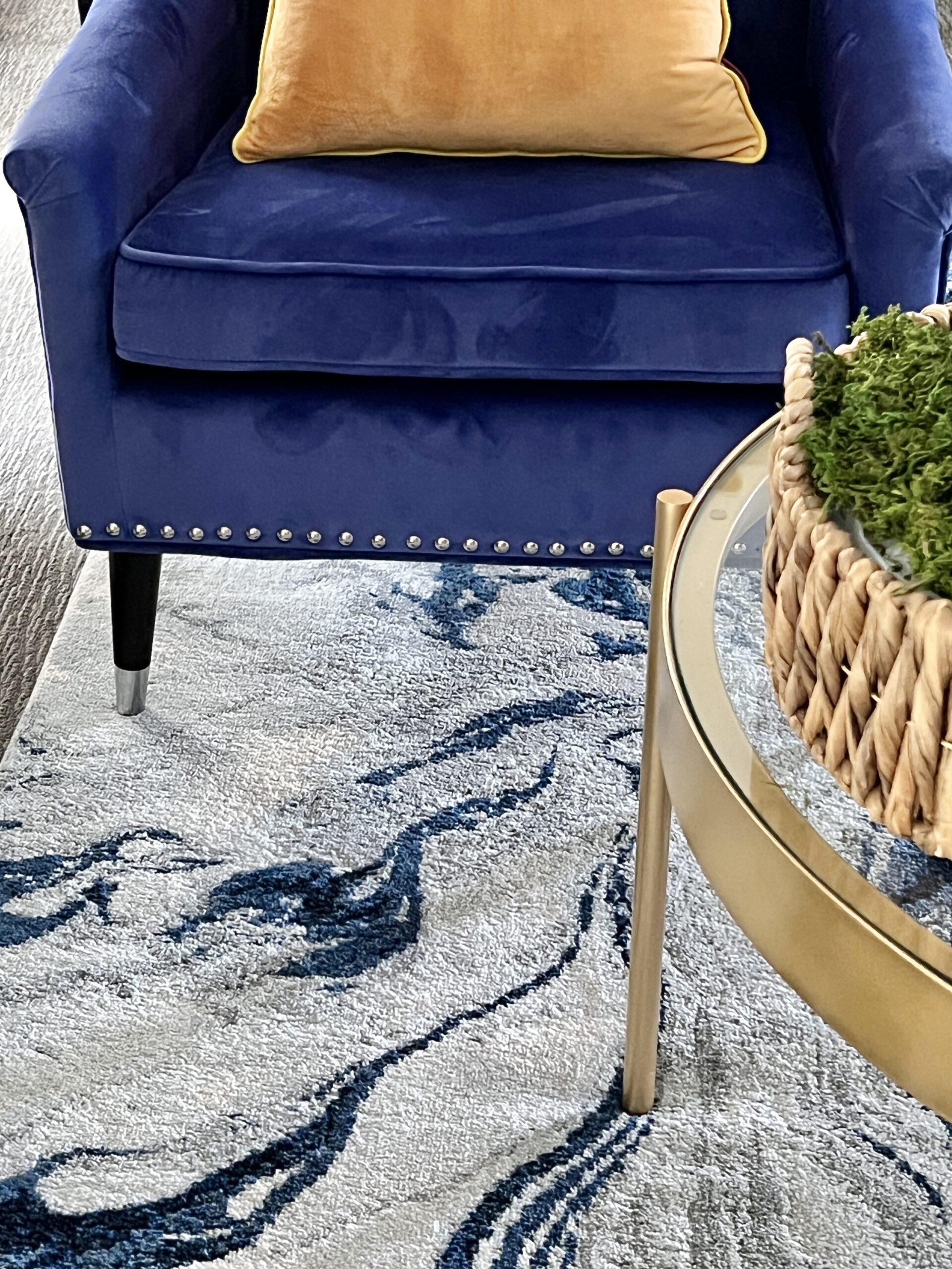 Use blue area rugs to⁤ anchor your blue ⁤living room space