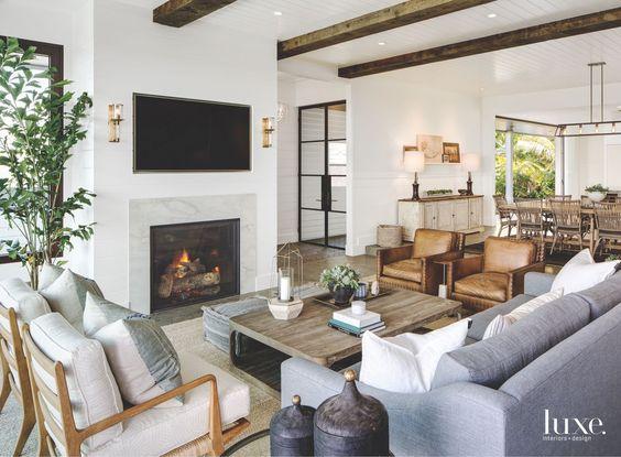 Modern Farmhouse Living Room: Combine traditional and contemporary for welcoming ‌comfort