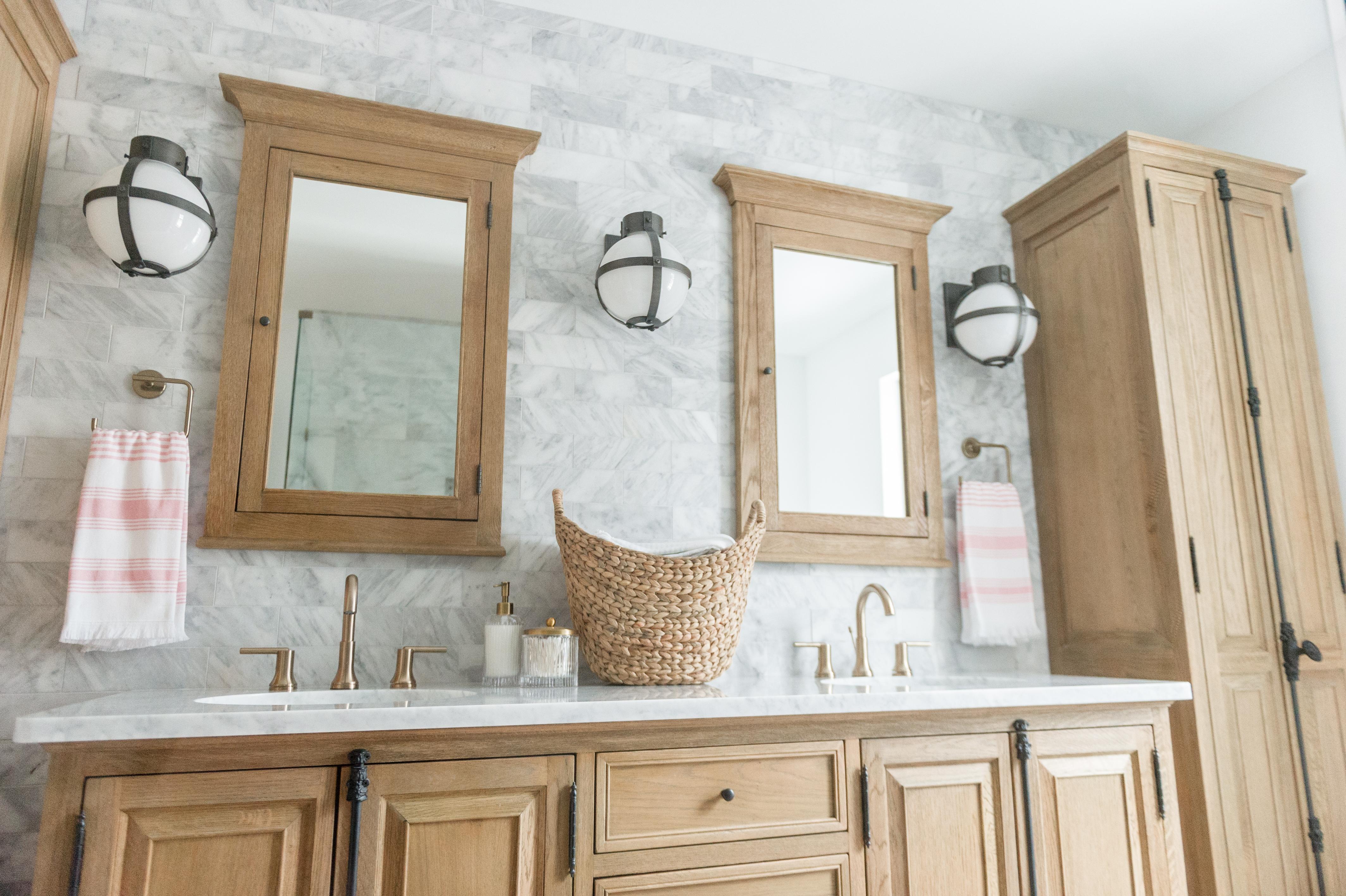 Decorate​ with colorful, patterned textiles for a vibrant boho bathroom