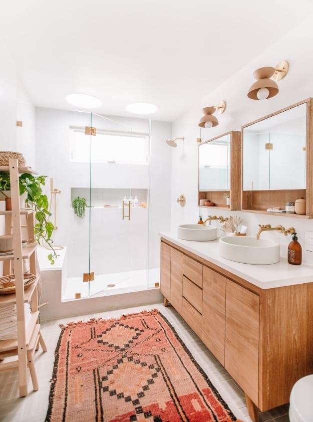 Lighting with warm tones creates ambience in⁣ a‍ boho bathroom