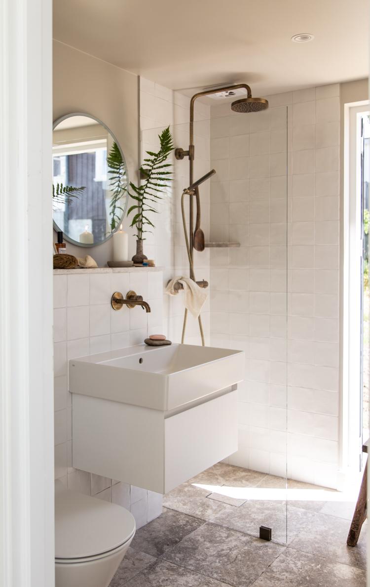 Create a⁣ minimalist Chalet Bathroom ​for serene simplicity