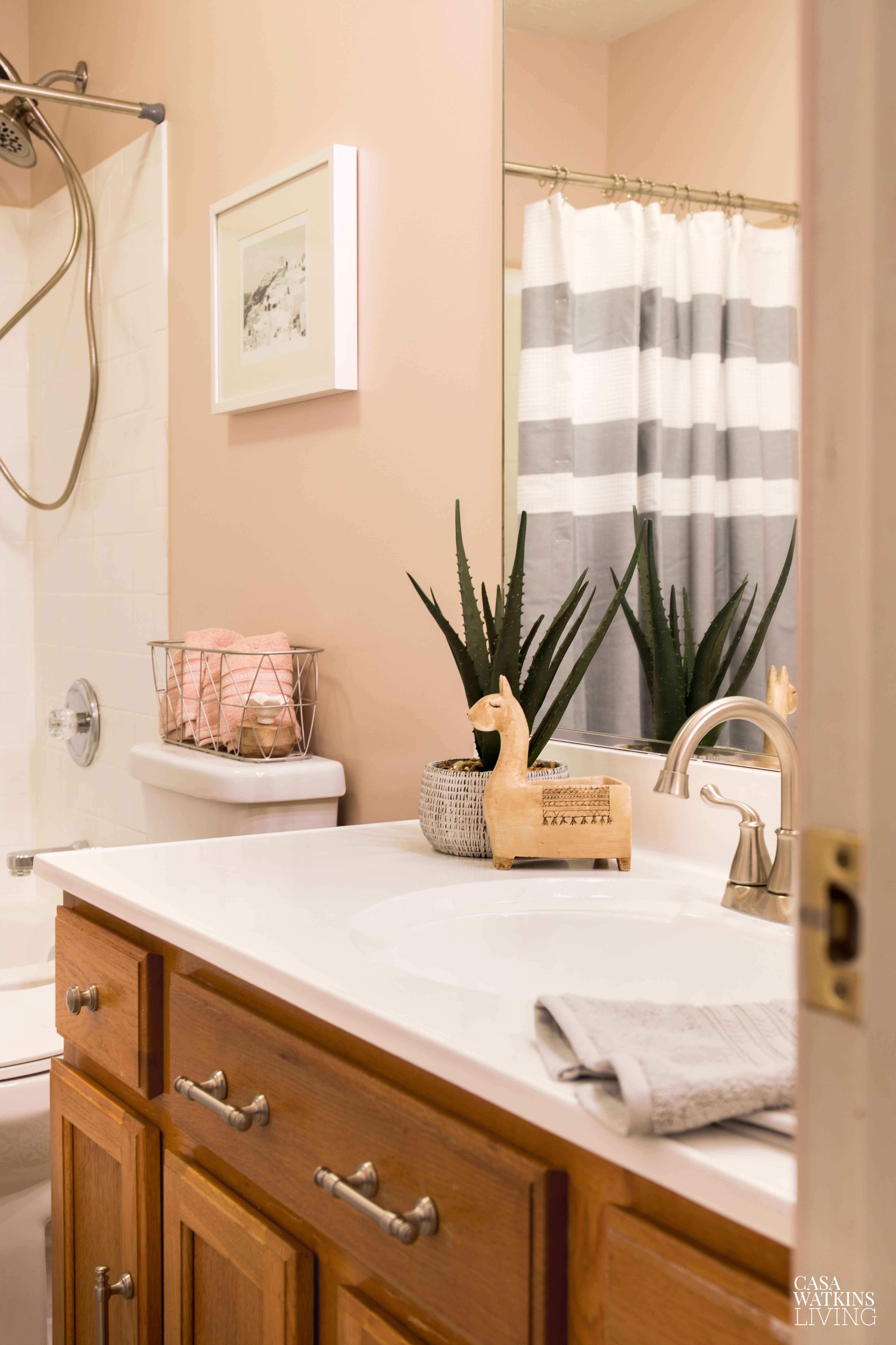 A delicate color scheme promotes serenity ‌in your boho bathroom