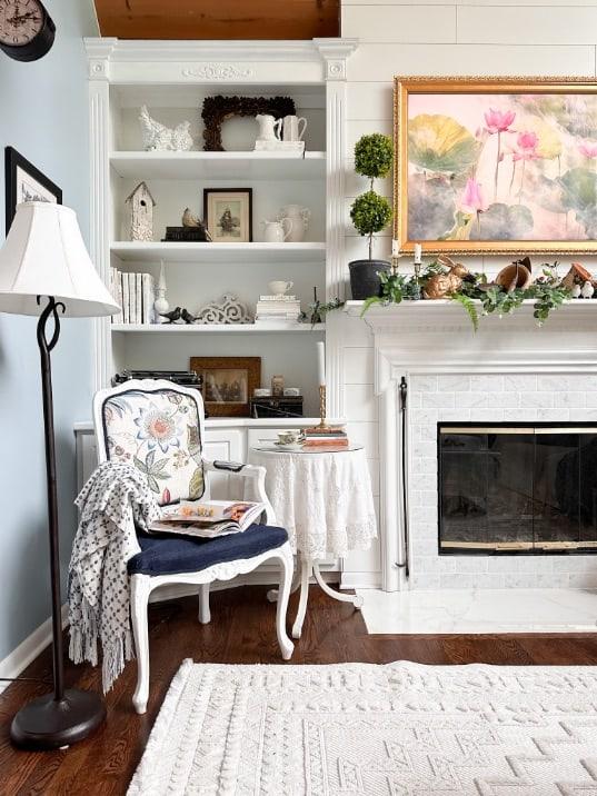 Vintage Living Room: Curate timeless treasures for nostalgic charm