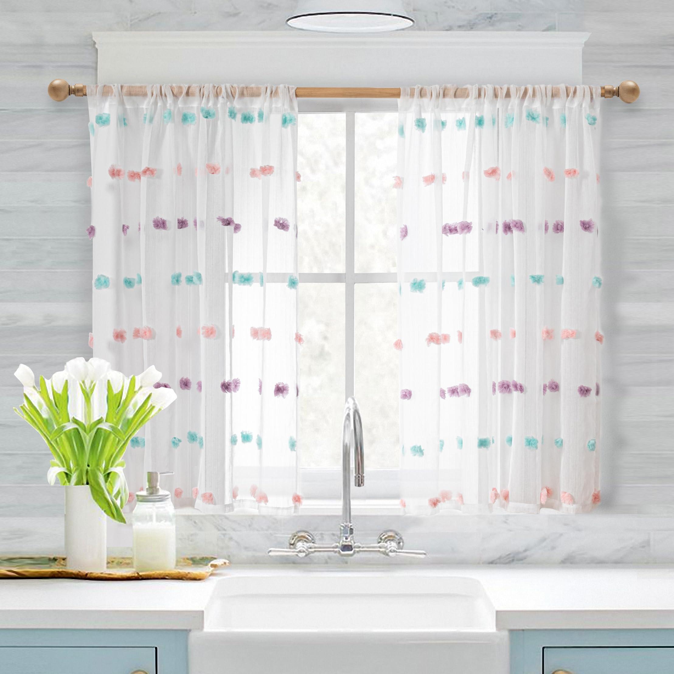 Natural⁤ light filters through sheer curtains, enhancing your‌ boho bathroom