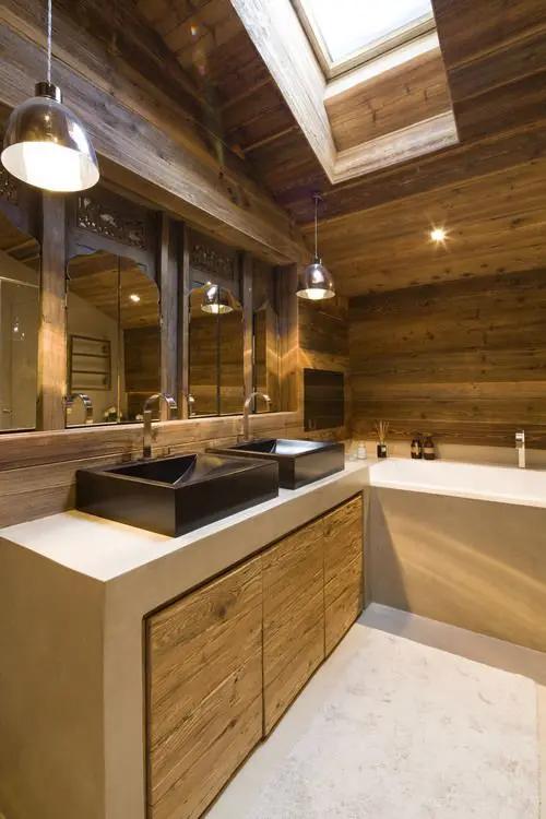 Natural light⁤ enhances ‍the ⁢charm ⁢of‍ a Chalet​ Bathroom