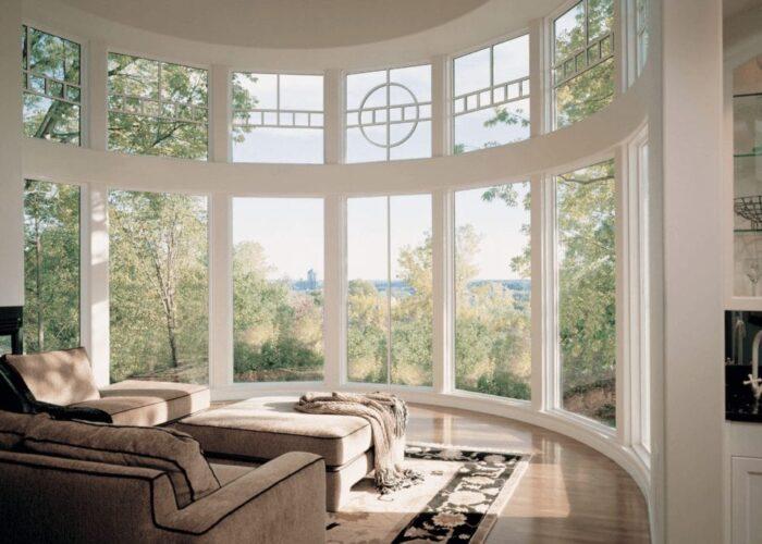 Choose large windows to flood your contemporary living room with ⁢natural light