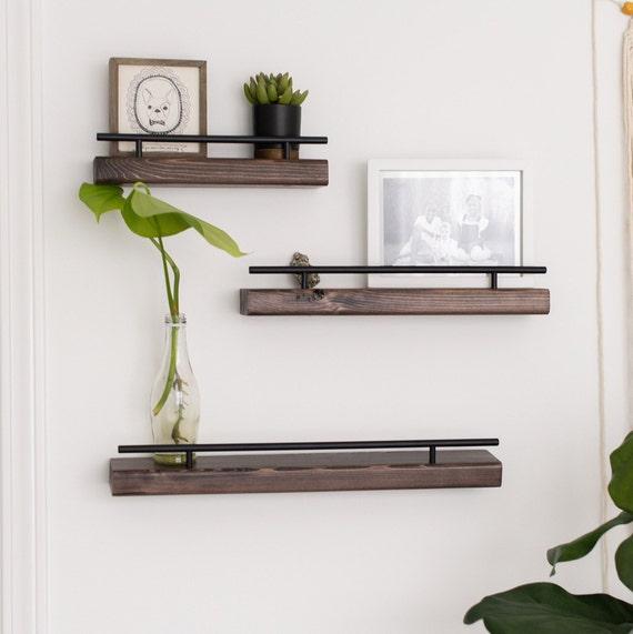 Utilize wall-mounted shelves to save floor⁣ space in ⁤your contemporary living⁤ room