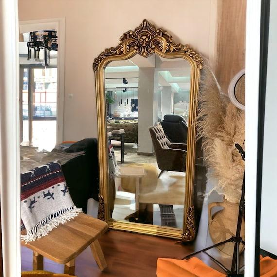 Include an assortment of vintage mirrors‍ to‍ add depth to your living room