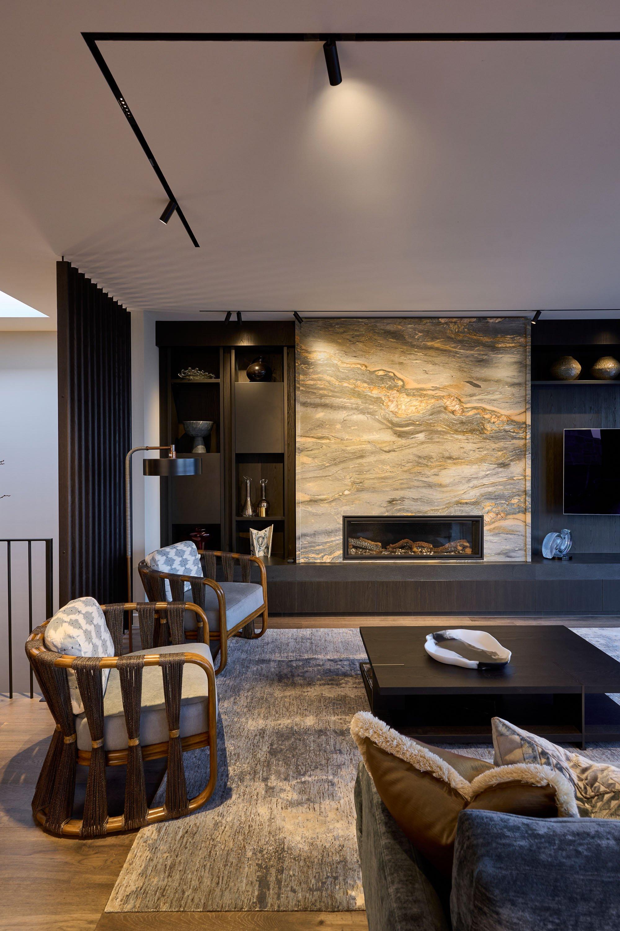 Use layered‌ lighting to enhance the mood in your contemporary living room