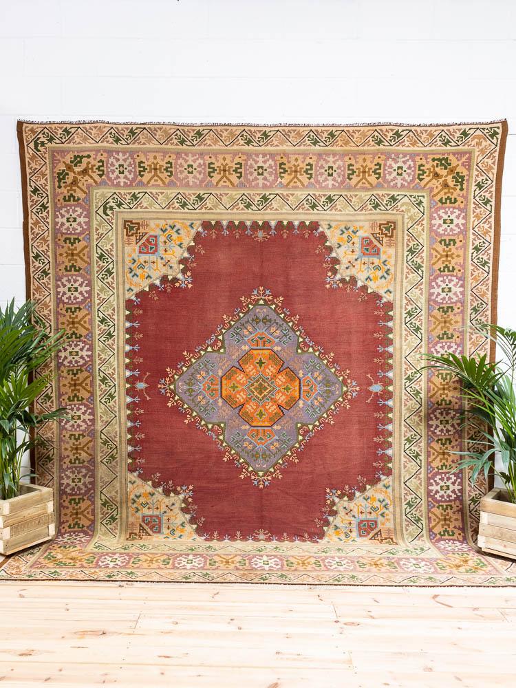 Find⁢ a statement vintage rug that anchors the space⁢ and adds ‌warmth