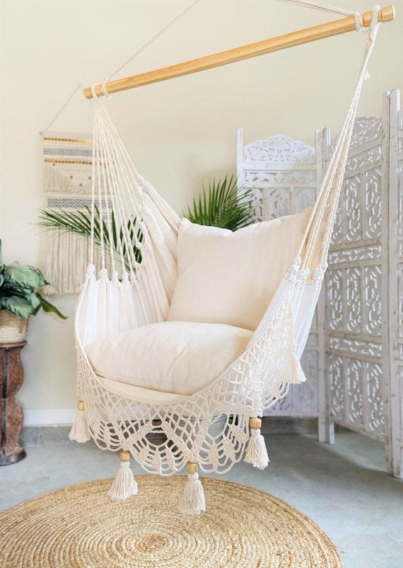 Create a statement corner with a plush‍ hammock chair⁤ in⁢ your Boho Living Room