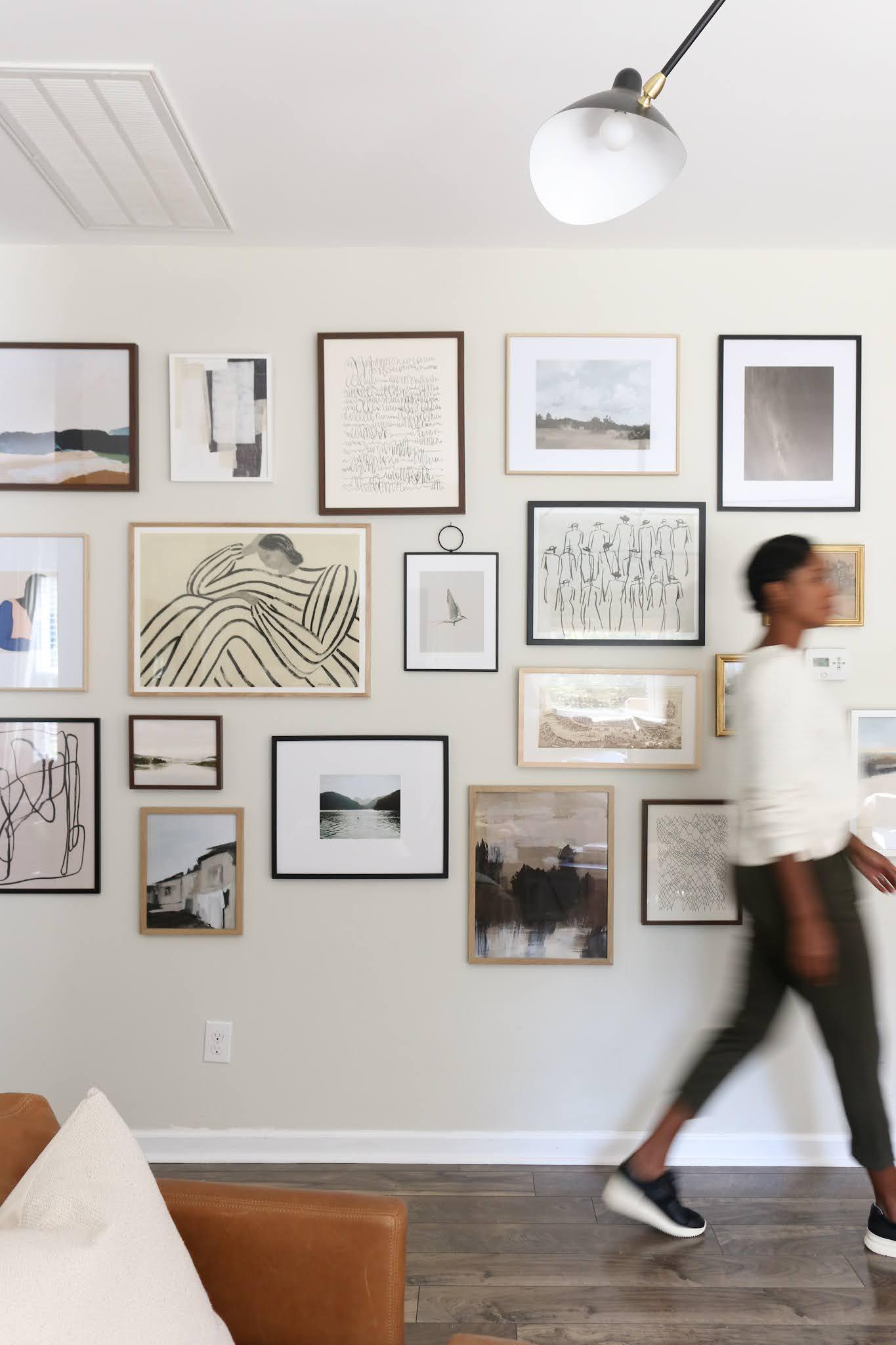 Curate a gallery wall⁤ featuring your favorite photos in ‍your contemporary living room